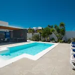 Botanica - Spacious, Heated Pool And Bbq, Sunny Terrace, Garden & Mountain Views Playa Blanca (Lanzarote)