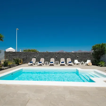 Botanica - Spacious, Heated Pool And Bbq, Sunny Terrace, Garden & Mountain Views * Playa Blanca (Lanzarote)