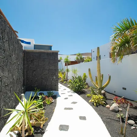 Botanica - Spacious, Heated Pool And Bbq, Sunny Terrace, Garden & Mountain Views Villa Playa Blanca