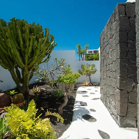Botanica - Spacious, Heated Pool And Bbq, Sunny Terrace, Garden & Mountain Views Playa Blanca (Lanzarote)