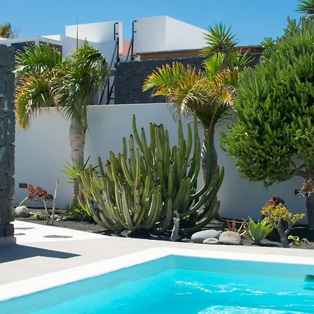Botanica - Spacious, Heated Pool And Bbq, Sunny Terrace, Garden & Mountain Views Playa Blanca (Lanzarote)