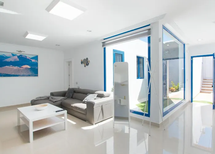 빌라 Botanica - Spacious, Heated Pool And Bbq, Sunny Terrace, Garden & Mountain Views