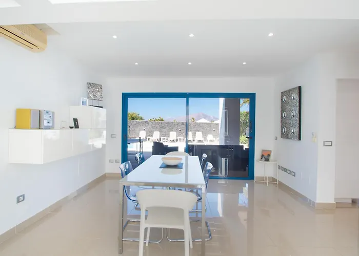 Botanica - Spacious, Heated Pool And Bbq, Sunny Terrace, Garden & Mountain Views Villa *