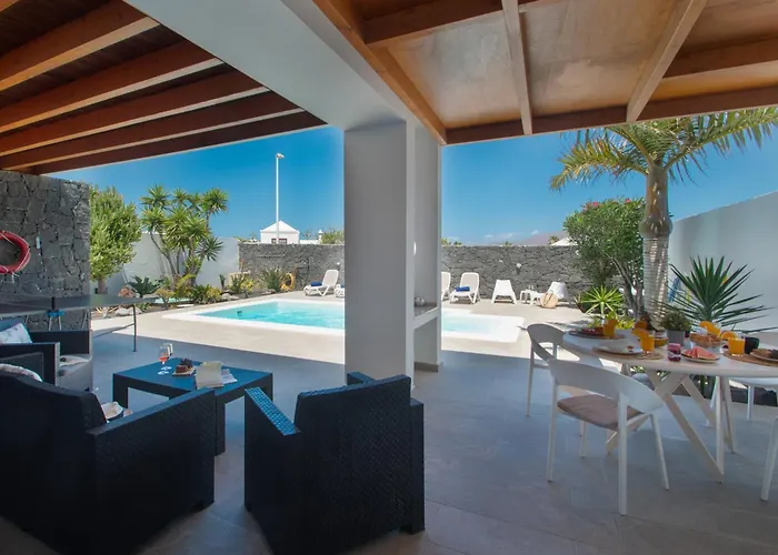 빌라 Botanica - Spacious, Heated Pool And Bbq, Sunny Terrace, Garden & Mountain Views *