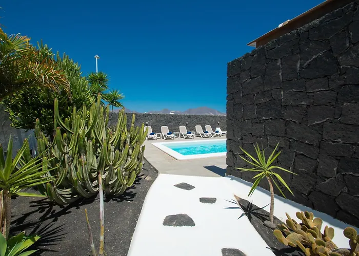 빌라 Botanica - Spacious, Heated Pool And Bbq, Sunny Terrace, Garden & Mountain Views