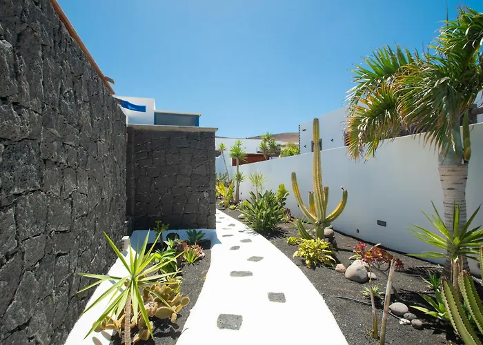 Botanica - Spacious, Heated Pool And Bbq, Sunny Terrace, Garden & Mountain Views Villa Playa Blanca (Lanzarote)