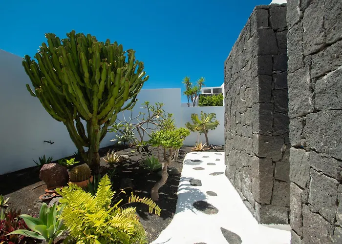 Botanica - Spacious, Heated Pool And Bbq, Sunny Terrace, Garden & Mountain Views Playa Blanca (Lanzarote)